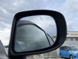 隣車線を走る車両をレーダーで検知し、ドアミラーでは確認しにくい後側方エリアに存在する車両に加え、急接近してくる車両も検知します。車両を検知するとドアミラーに搭載されたLEDインジケーターが点灯します。