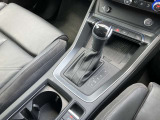 軽く操作するだけで、Audiの精密なメカニズムとドライバーの意思がシンクロし、洗練された走りの始まりを予感させるエレガントなインターフェースです。
