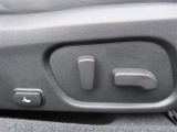 運転する時はドライビングポジションが気になりますよね。パワーシートで座席位置の微調整もしっかりできます。高級感がある装備としても人気があります。
