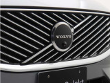 フロントグリルはボルボのエクステリアに備わる現代的な造形美を際立たせました。クローム仕上げのフレームとハイグロスブラックのインサートにより、モダンで上質な印象を加えています。