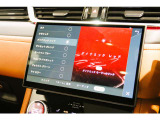 中央には11.4インチの曲面タッチスクリーンを配置しています。直感的に操作できる空調ダイヤルやシフトレバーが整然とまとめられ、機能的な操作性を実現しています