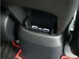 ◆後席用USBチャージャー◆後席用にも設置されており、長時間のドライブも安心です。