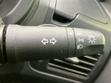 操作しやすいレバーで、安全な車線変更をサポートします。視認性の高いインジケーターも装備されています。