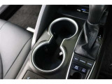 使い勝手の良いフロントセンター部のカップホルダー!よく使う場所にあると便利ですよね。