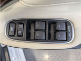 パワーウィンドウのスイッチですよ。 運転席に居ながら窓を開け閉めのコントロールできますよ。 ロック機能で、子供がイタズラして窓を開けるという事も無くなりますよ。
