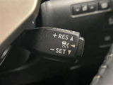 クルーズコントロール機能が付いています。 速度を設定するとアクセルを踏まなくても一定の速度で走ることができます。  高速道路ではとても便利な装置なんです。