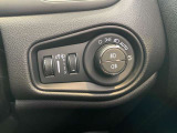 ダッシュボード右下のダイヤル式ヘッドライトスイッチ。周りの明るさに合わせて自動点灯する『AUTO』ポジションを備えます。
