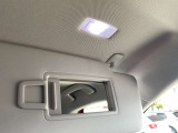 LED照明付きのバニティミラー。
