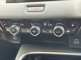 一年じゅう快適なドライブをお楽しみいただけるオートエアコンを装備。フロントコンソールアッパートレイとUSB端子。スマートフォンなどの充電やオーディオとの接続に便利です
