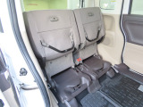 リアシートの座面をはねあげれば、横倒し出来ない背の高い荷物も載せられます。多彩なシートアレンジ!
