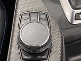 iDriveコントローラー シンプルかつ直観的な操作で、コントロール・ディスプレイに表示されるさまざまな機能を設定できます。