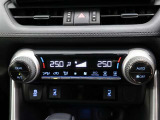 左右独立温度コントロールフルオートエアコンです。運転席、助手席それぞれで独立して温度設定ができます。冷え性の方が乗っても安心ですね♪
