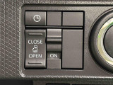助手席側はパワースライドドアウェルカムオープン機能 降車時にスイッチで予約しておけば、乗車時に電子カードキーを持ってクルマに近づくだけでパワースライドドアが自動でオープン♪