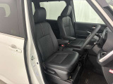 運転席と助手席です。クリーニング専門のスタッフにより隅々まできれいに仕上げております。乗り出しから気持ちよくお使いいただけます。