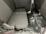 後席を倒すと、広い荷室に変わります