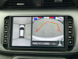 上空から見下ろしているかのような映像をディスプレイに映し出し、スムースな駐車をサポートします。画面は「トップビュー」のほか「サイドブラインドビュー」への切り換えが可能。ますます安心です