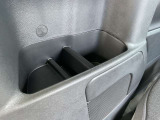 後席左右には、ドリンクホルダーを兼ねた小物入れが付いています。