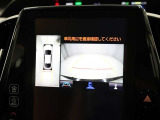 パノラミックビューモニターを装備。駐車場や交差点でクルマを真上から見るように周囲を確認できます。機能の詳細は販売店スタッフまでおたずねください。