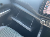 グローブボックスは奥行きがありたっぷり収納。お子様のお出かけグッズなどもストックしておけます。
