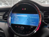 インパネ中央のアイコニックなディスプレイに映し出されるのが最大の特徴です。現行モデルでは高精細な有機EL(OLED)を採用し、タッチや音声で直感的に操作できます。