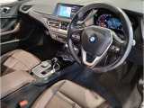 BMWの運転席はドライバーオリエンテッドという構造を採用。ドライバー目線の操作がしやすい設計になっており、ドライブ中にも目線の移動が少なく運転中にも簡単に操作ができます。