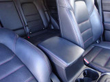 運転席と助手席の間に肘を休めやすいアームレストを備えています。内部のコンソールボックスに小物をすっきり収納できるため車内を整理しやすく、日常の移動から長距離ドライブまで快適な移動を支える仕様です。