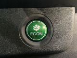 ECON モードをON にするとアクセルペダルの動きに対するエンジンの反応とエアコンの制御を切り換えることで、燃費のいい運転をするドライバーがペダルを踏んだ時と同じようにエンジンを制御します。