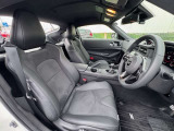 運転のしやすさ、静かで落ち着いた乗り心地のフロントシート。パワーシート付き