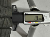 冬タイヤの残り溝は7.0mmです。スリップラインからは5.3mmとなっております。