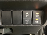 VSA装備車です。VSAはドライバーの操作と車の動きを見守っています。もし車の挙動が乱れたとき、4輪別々にブレーキをかけたり、エンジンパワーをしぼることによって車を安定させます。
