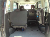 3列目シートは跳ね上げ式で折りたたみ可能です。キャンプ用品など大きな荷物もばっちり収納可能です!