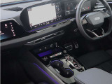 内装はシンプルに使い勝手を考え作られています。お車を運転する感覚をダイレクトに体感して頂けます。室内も広くロングドライブにも快適にお過ごしいただけます。