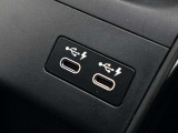 身体をしっかり支えながら長時間のドライブでも快適に過ごせるBMWのシート。素材の質感やステッチ細部まで丁寧に仕上げられたデザインが室内に上質な雰囲気を齎します。乗る度に心地良さを感じられるシートです。