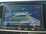 バック駐車が苦手な方や、初めてのお車で不安な方も安心。後方の映像をナビ画面に表示するため、周囲を確認しながらスムーズに駐車できます。