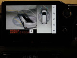 パノラミックビューモニター付きです。車両を上から見たような映像をディスプレイオーディオ画面に表示。運転席からの目視だけでは見にくい、車両周辺の状況をリアルタイムでしっかり確認できます。