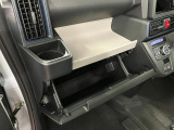 グローブボックスなどの多彩で便利な収納が設けられています。
