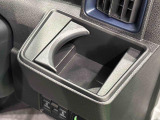 運転席側掘り込み式カップホルダー