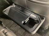 シートバックテーブルは、背もたれの裏側を折り畳み式のテーブルとして活用できるアクセサリーです。ドリンクホルダー、ショッピングフックが一体となった便利なパーソナルテーブルです!