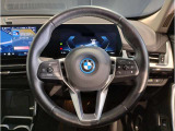 【ハンドル】ドライバーとBMW車の一体感がダイレクトに伝わるステアリングホイール。形状・太さへの拘りに加えて、操作性を高める為にスイッチ類も配置。クイックかつ安定のドライビングを体感下さい!