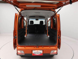 後ろのドアが大きく開くので、荷物が出し入れしやすく積み込みやすいです。大きめの荷物でも大丈夫♪