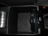 小物の収納に便利なセンターコンソールボックスです。