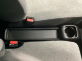 【センターロングコンソールトレー】ちょっとした小物を置くのに便利です。運転席からも助手席からも自由に使えるドリンクホルダー付。