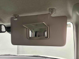 ちょっとした身だしなみチェックができるバニティミラー付きサンバイザー(運転席・助手席)が付いてます。運転席側にはチケットフォルダー付き。
