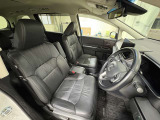 運転席は大きな座面と包み込むような背もたれが身体全体を支えます。上質なシートを採用し長時間の運転やコーナーの多い道も快適です。座ったときの頭上スペースも余裕たっぷりでロングドライブも楽チンです♪