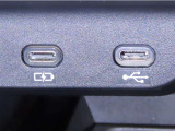 USB端子と充電用USB端子を装備しております。