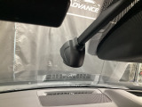 【別途SDカードの購入が必要です。また社外品は保証対象外となります。】運転中の映像・音声などを記録して、交通事故やトラブルが起きた時の正確な状況把握に役立つドライブレコーダーが装着済。