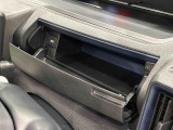 小物が収納できる運転席側インパネアッパーボックス。 ボックス内にはUSBソケットが一口。