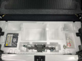 【サブトランク】ラゲッジ下には、スペアタイヤの替わりとなる応急タイヤパンク修理キットも備え付けられています。