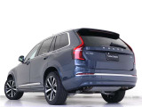 マイルドハイブリッドを搭載した7シーターSUV。街中でも高速道路でも、電動パワートレーンならではの発進時からなめらかな加速フィールをお楽しみいただけます。