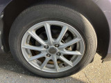 社外アルミ付き。タイヤサイズは175/65R15、現在は夏タイヤ装着で残り溝は約2ミリです